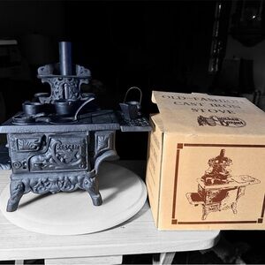 Old-Fashioned VTG Crescent Cast Iron toy Stove